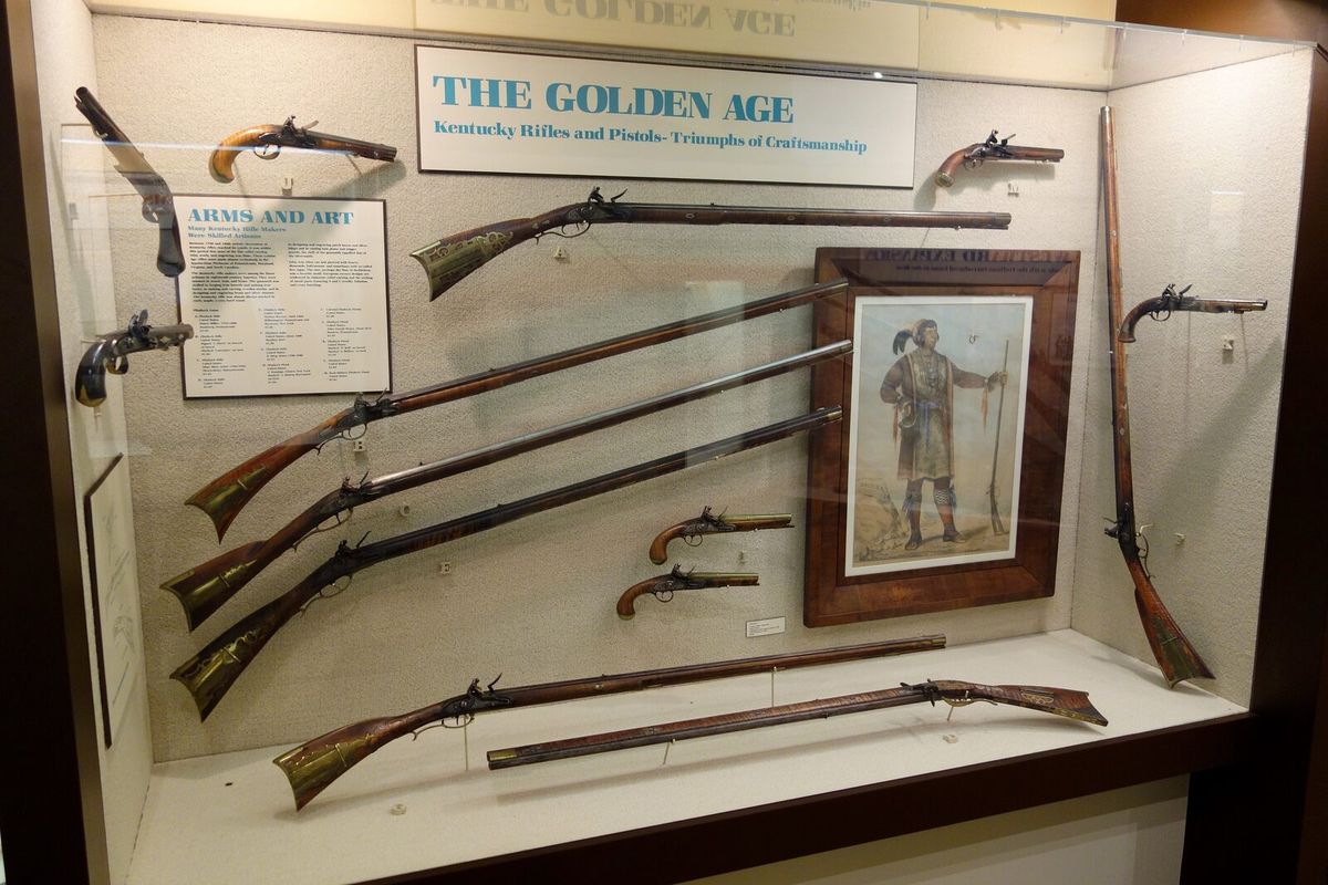 Vitrine mit historischen Steinschlossgewehren und Steinschlosspistolen im Museum