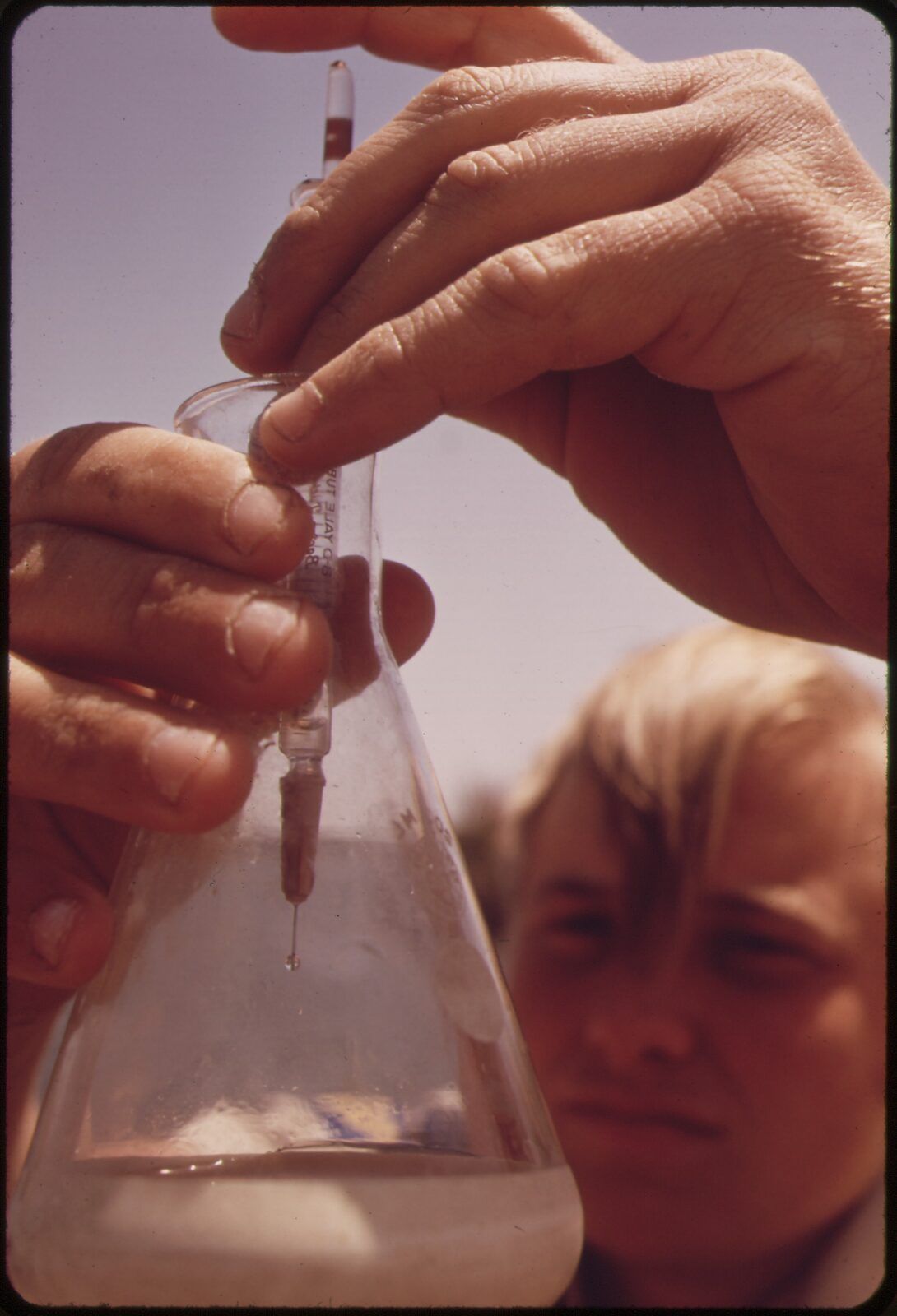 Biologe misst den Sauerstoffgehalt einer Wasserprobe