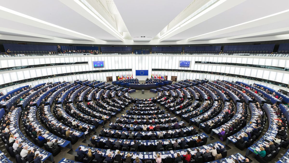 Der halbrunde Plenarsaal des Europäischen Parlaments in Straßburg