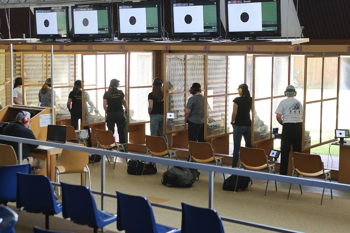 Pistolenhalle auf der Olympia-Schießanlage Garching-Hochbrück mit Schießbahnen