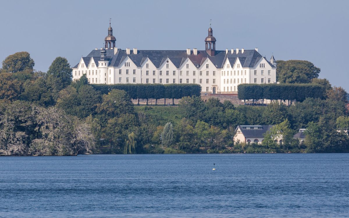 Schloss Plön über dem Großen Plöner See im Kreis Plön