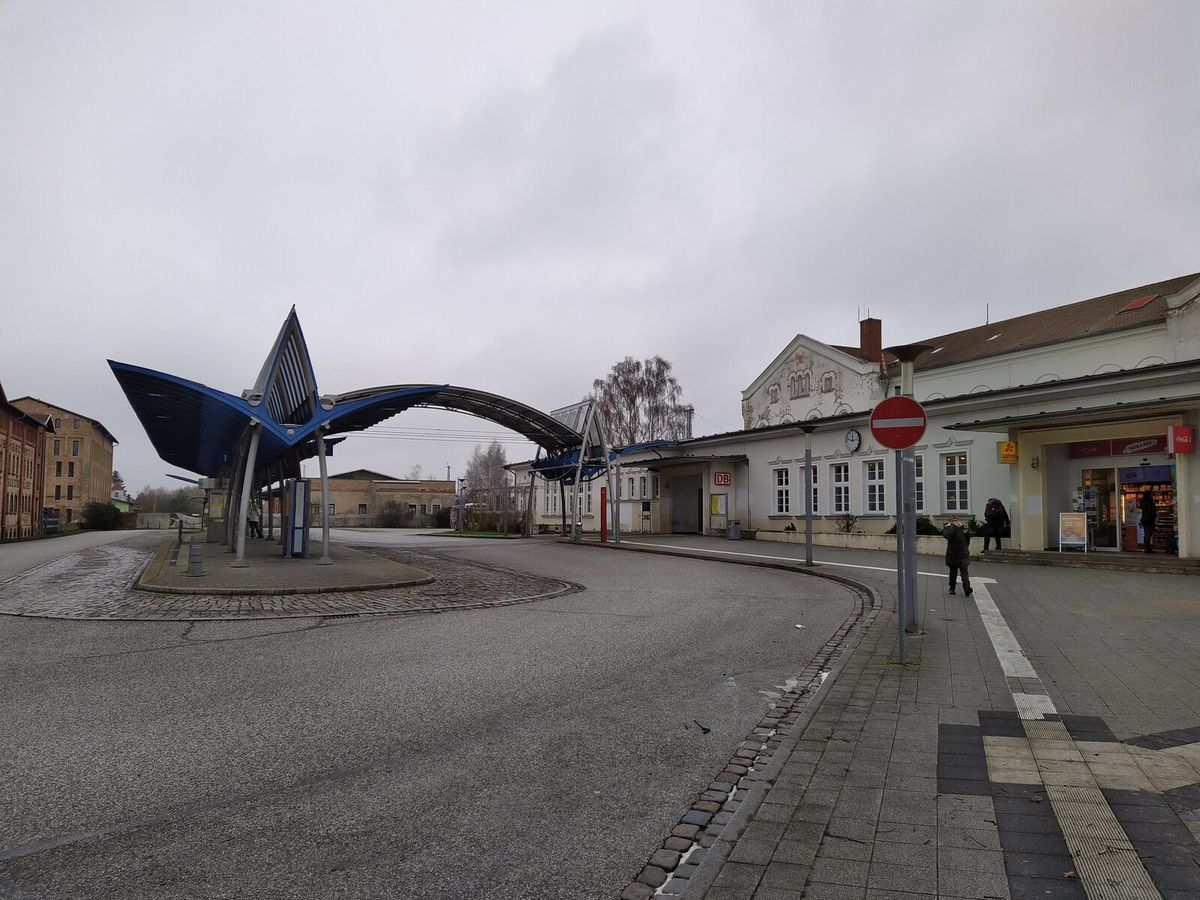 Busbahnhof in Güstrow mit Bussteigen und Wartehäuschen