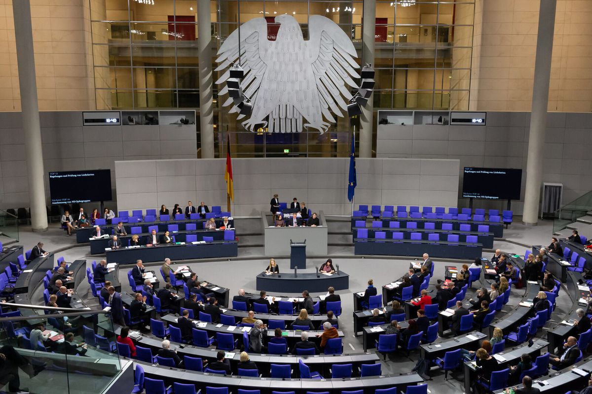 Blick in den Plenarsaal im Reichstagsgebäude in Berlin