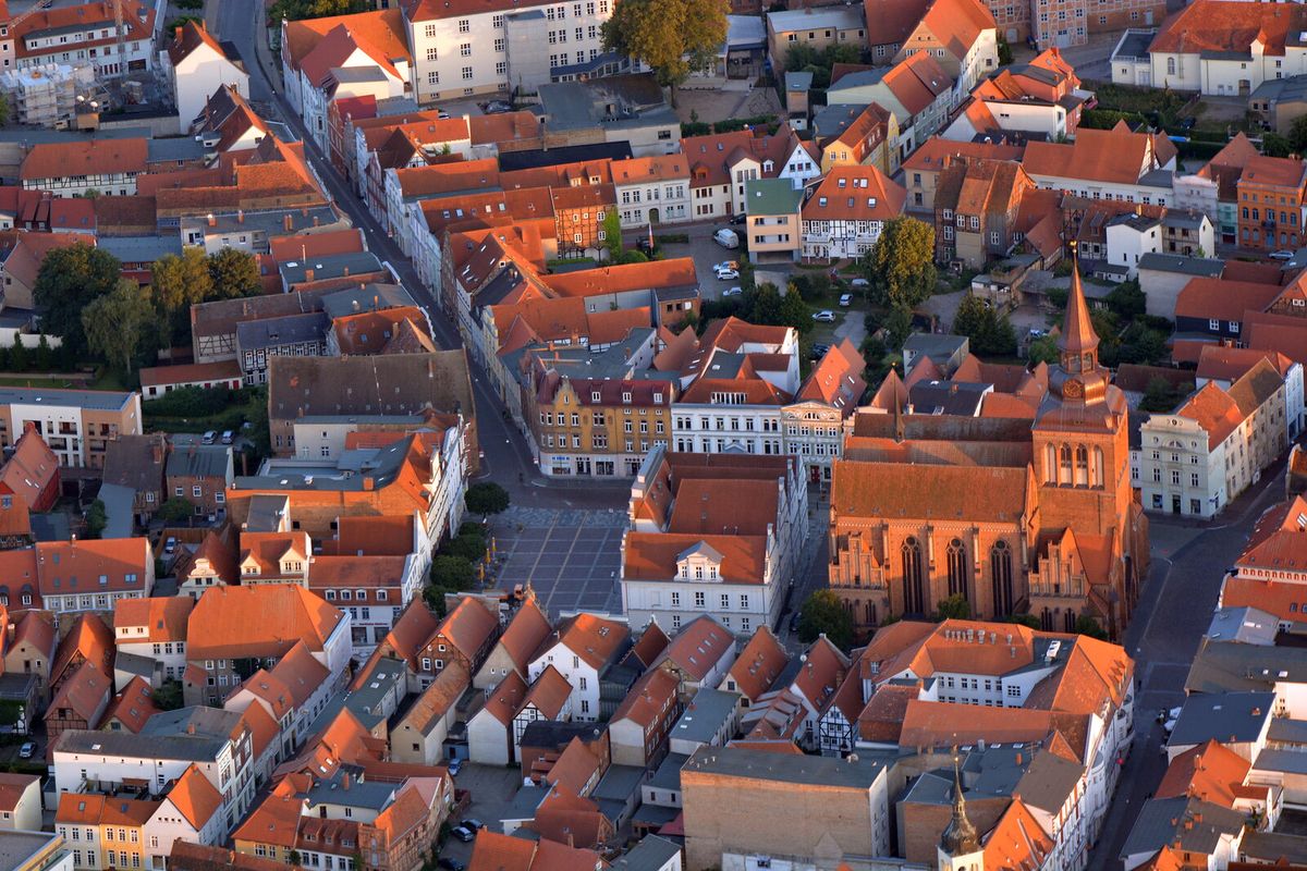Marktplatz von Güstrow mit Rathaus und der Pfarrkirche St. Marien