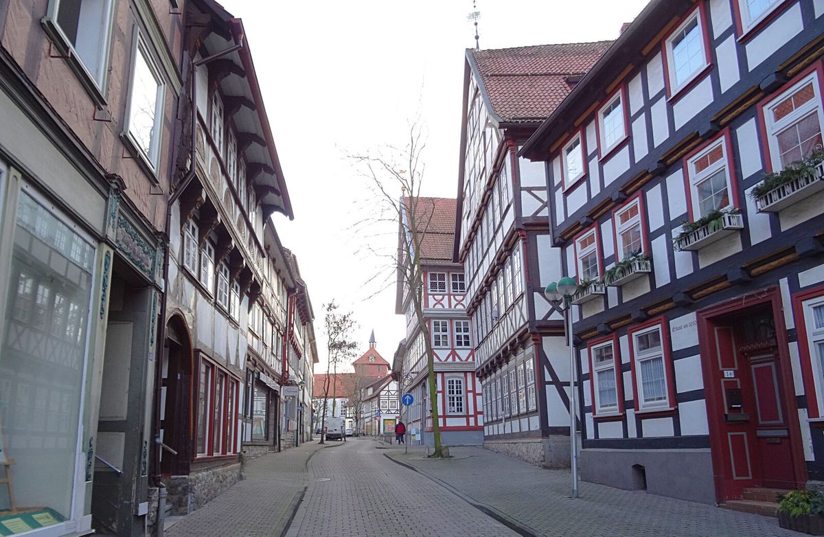 Blick auf Fachwerkhäuser am Schlossplatz in Osterode am Harz im Winter