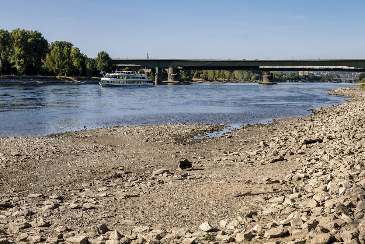 Freiliegendes Flussbett bei extremem Niedrigwasser im Sommer 2026