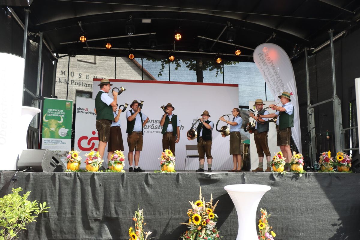 Gruppe von Jagdhornbläsern mit Fürst-Pless-Hörnern im Freien