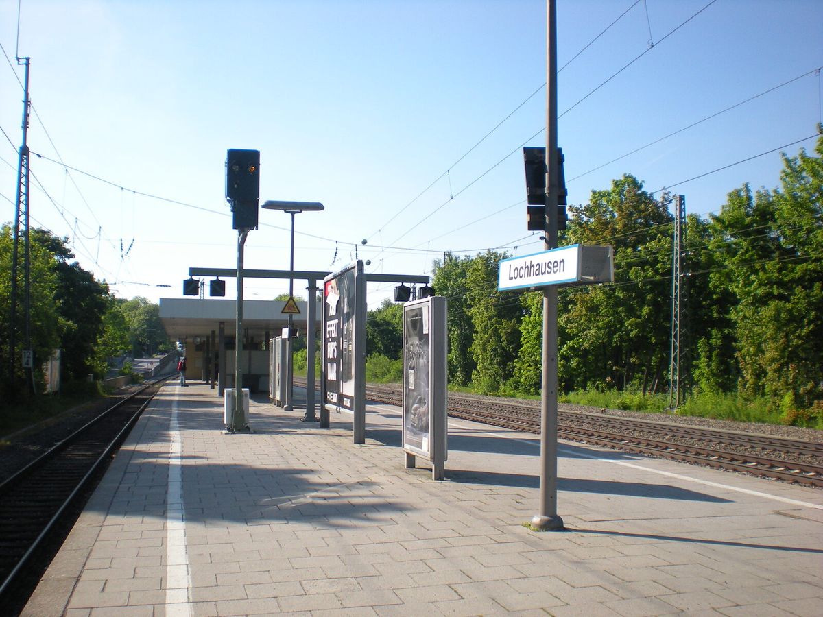 Bahnsteig des S-Bahnhofs München-Lochhausen mit Stationsschild und Gleisen