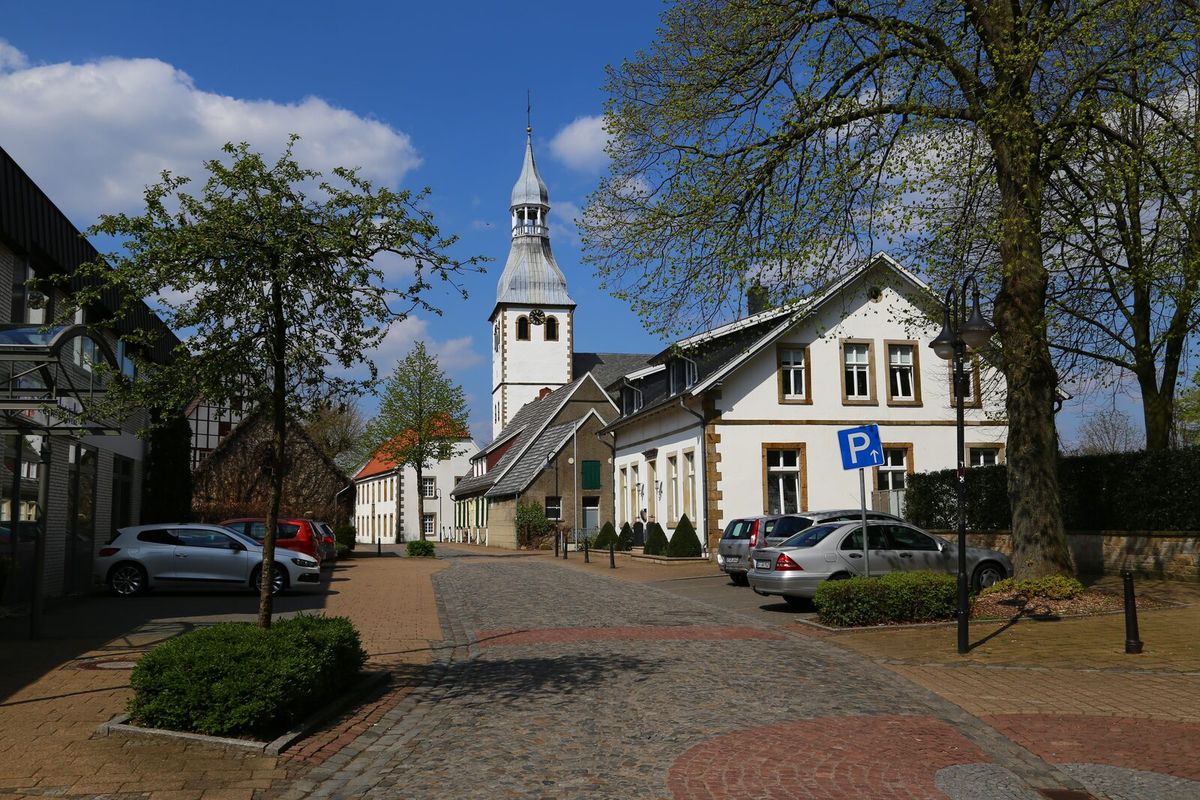 Straßenzug mit Backsteinhäusern im Ortskern von Hopsten im Münsterland