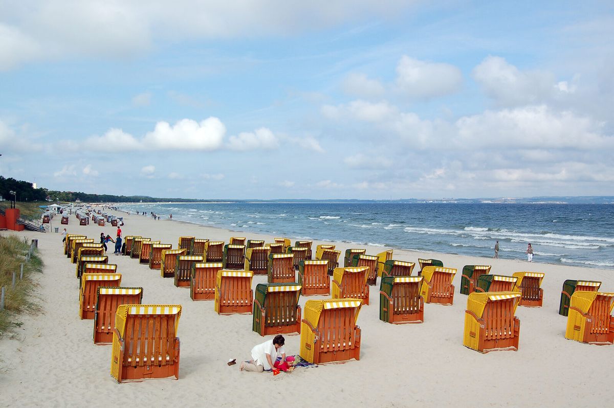 Ostseestrand bei Binz auf Rügen mit Ostsee und Dünen