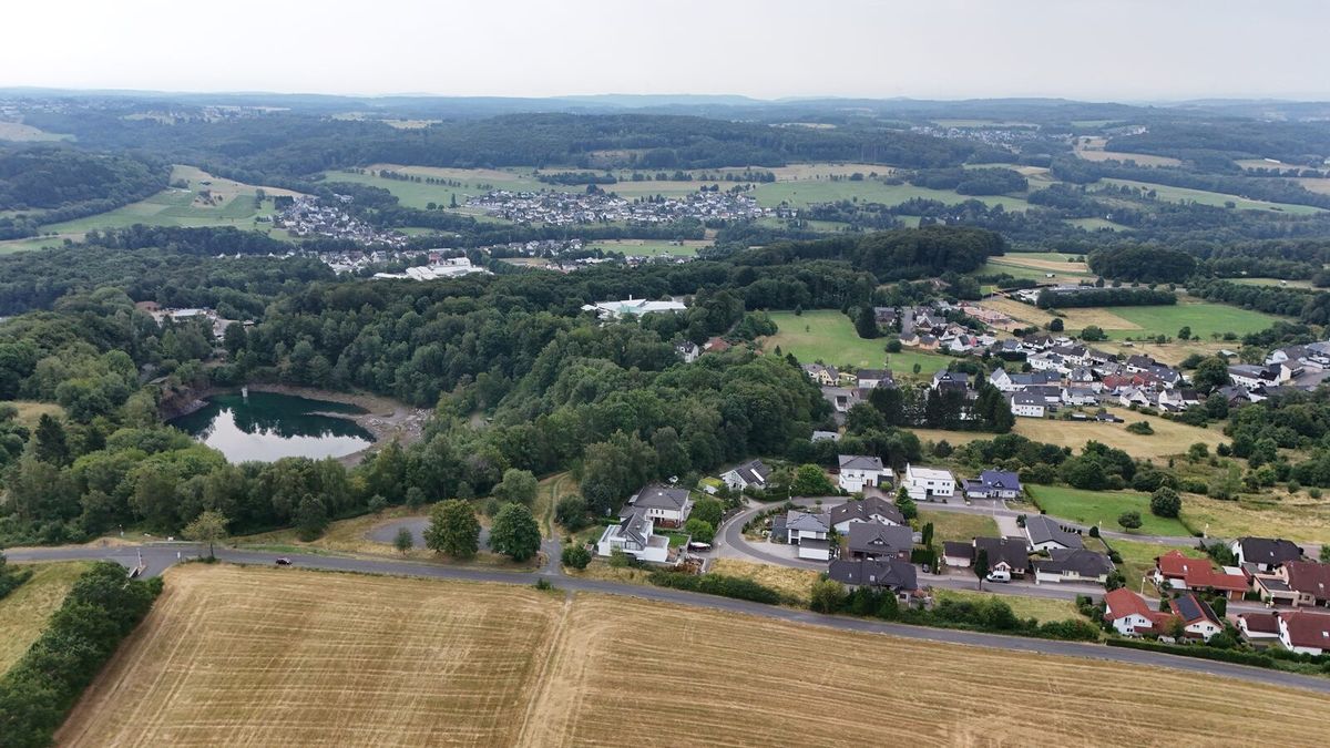 Luftaufnahme von Bad Marienberg mit Basaltpark-See, Wiesen und Waldstücken im Hohen Westerwald