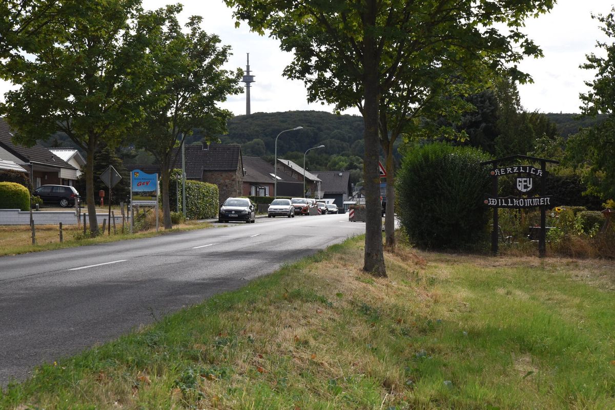 Ortseingang von Gey in der Gemeinde Hürtgenwald mit Ortsschild und Bebauung am Waldrand