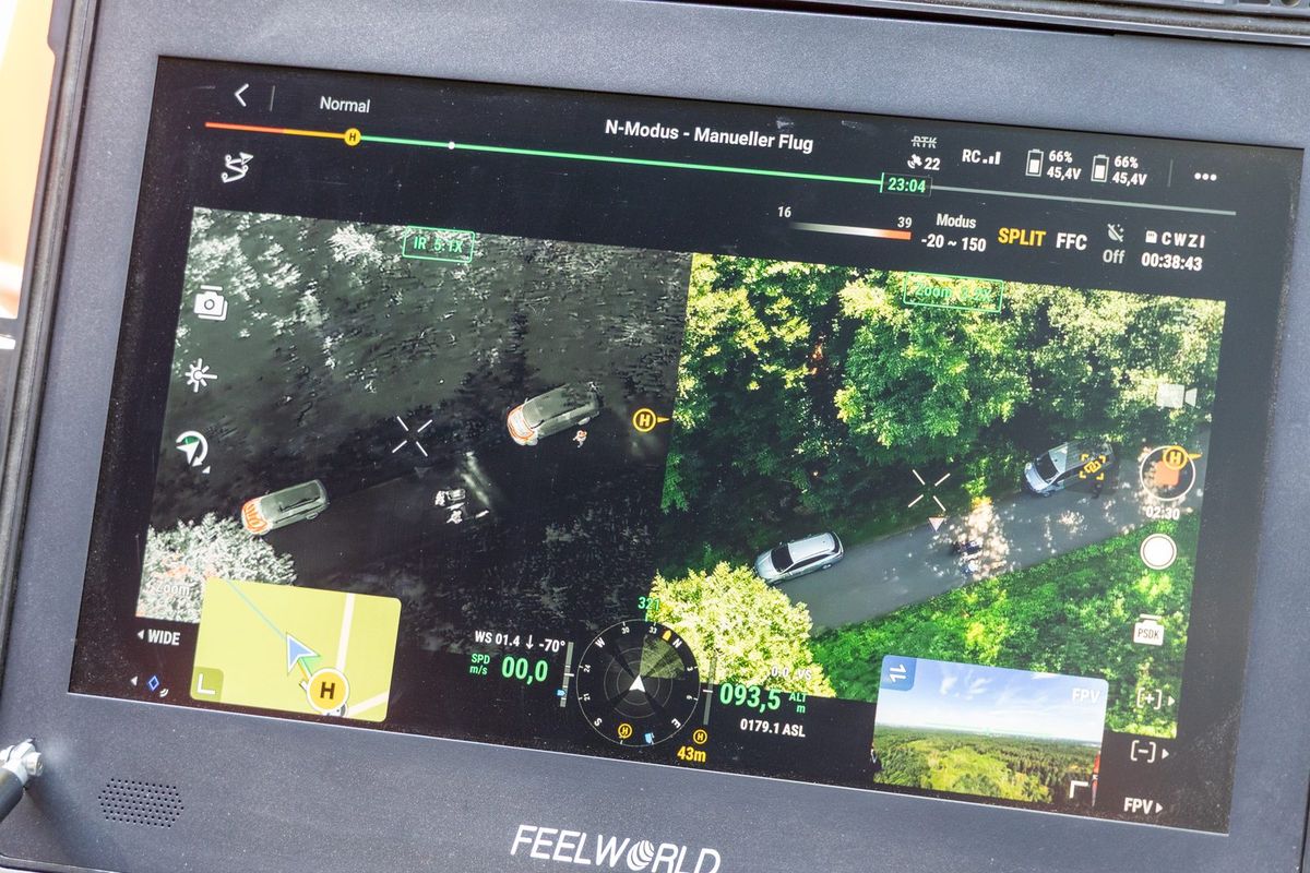 Bildschirm einer Feuerwehrdrohne mit Wärmebild- und Videoansicht eines Waldstücks