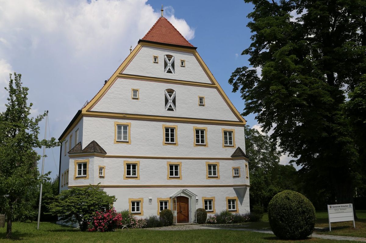 Historisches Rathausgebäude mit Krüppelwalmdach und Erkern in Schechen