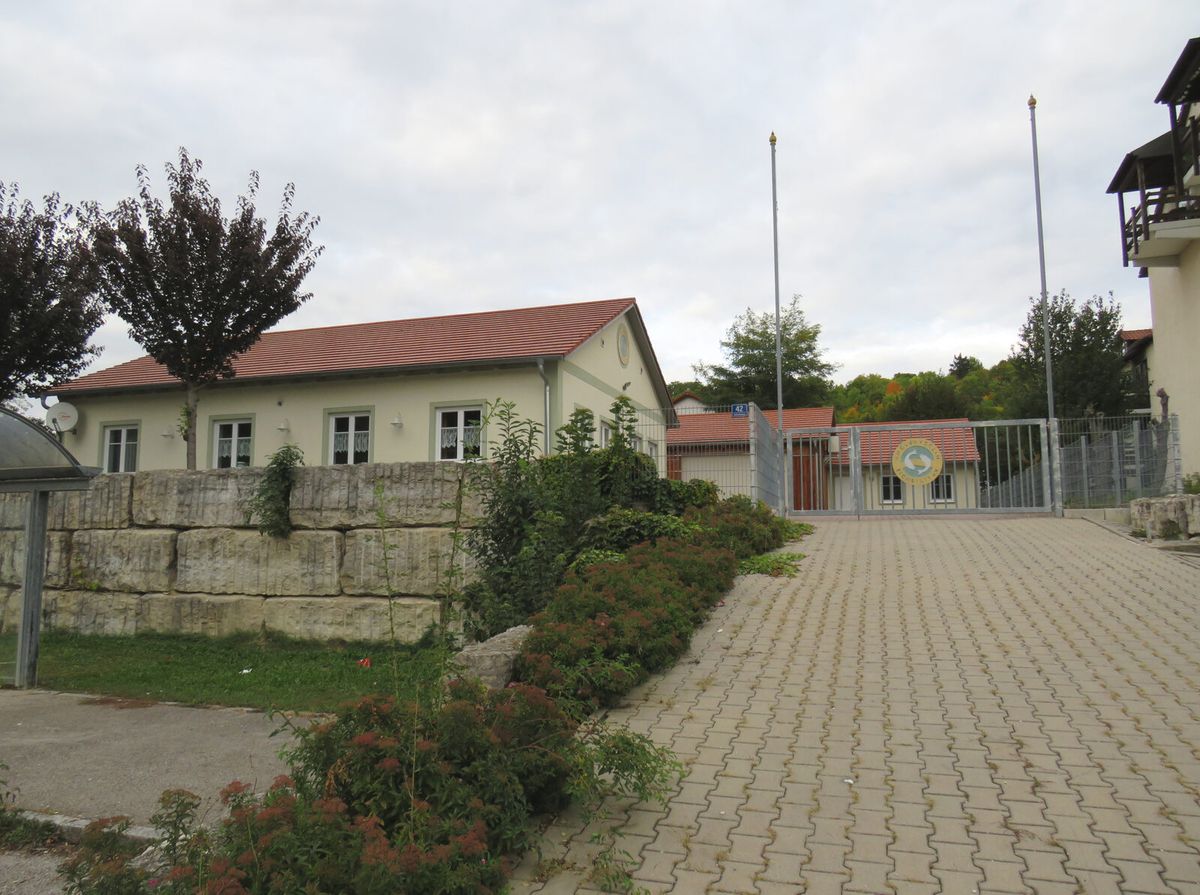 Vereinsheim des Eichstätter Anglervereins mit Fahnenmasten und Zufahrt