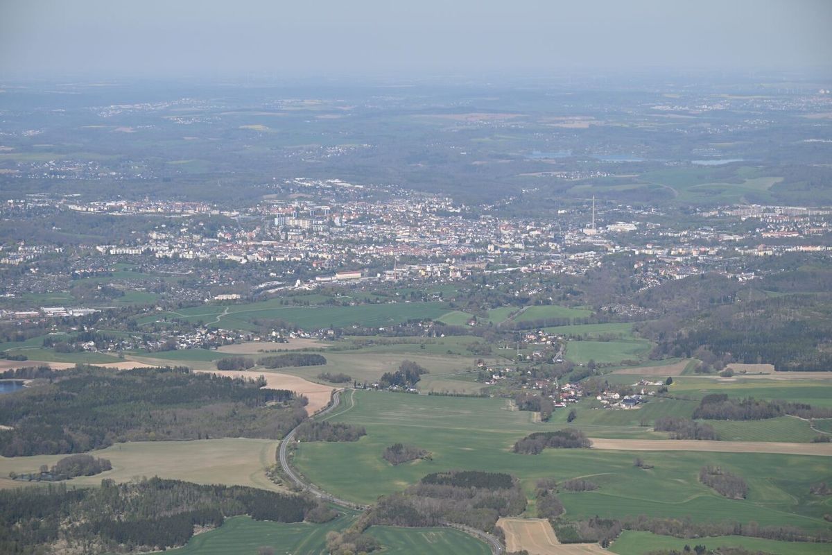 Luftbild von Plauen im Vogtland mit umliegenden Wäldern und der Talsperre Pöhl im Hintergrund