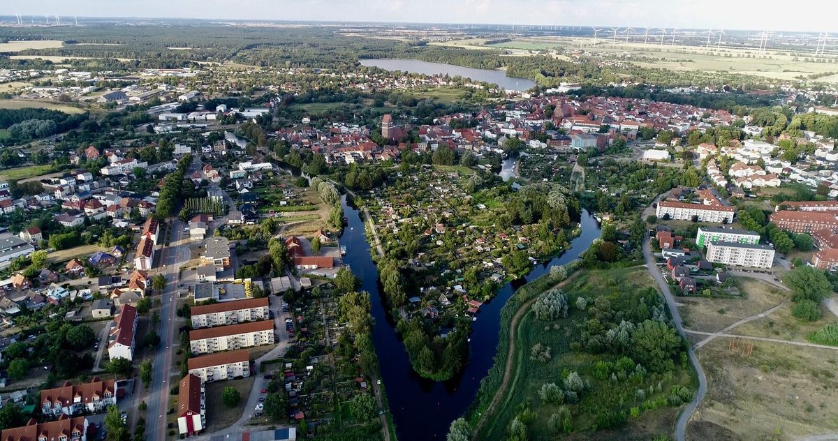 Luftbild von Parchim mit Altstadt, Wohngebieten und zwei Armen der Elde