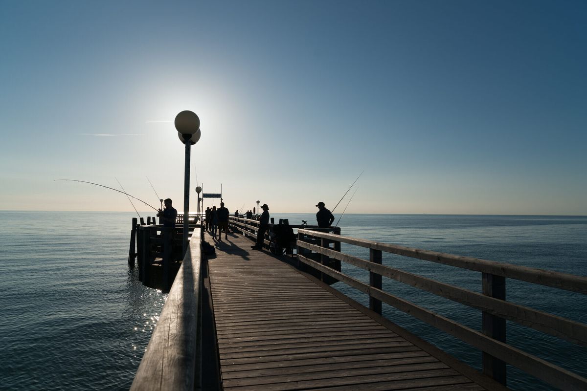 Angler auf einer Seebrücke an der Ostseeküste Mecklenburg-Vorpommerns