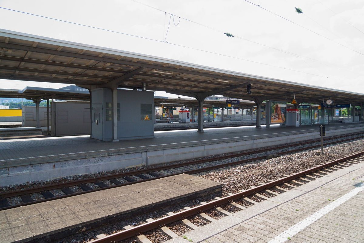 Leerer Bahnsteig mit Vordach im Bahnhof Stuttgart-Bad Cannstatt