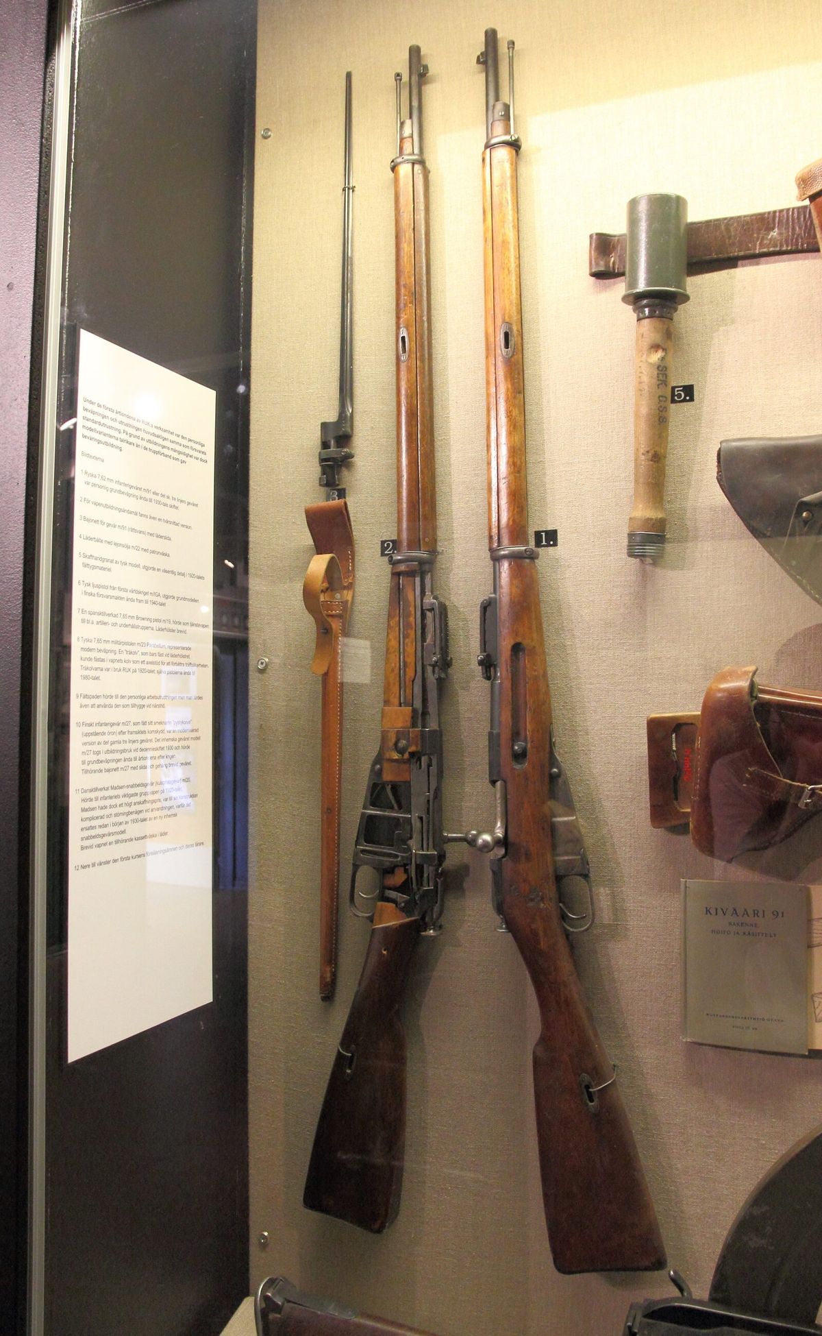 Militärisches Repetiergewehr Mosin-Nagant M1891 mit Kammerverschluss in einer Museumsvitrine