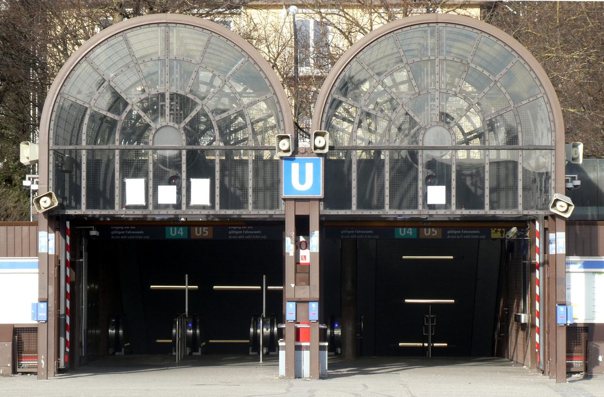 Zwei Rundbogen-Eingänge des U-Bahnhofs Theresienwiese mit Beschilderung U4 und U5