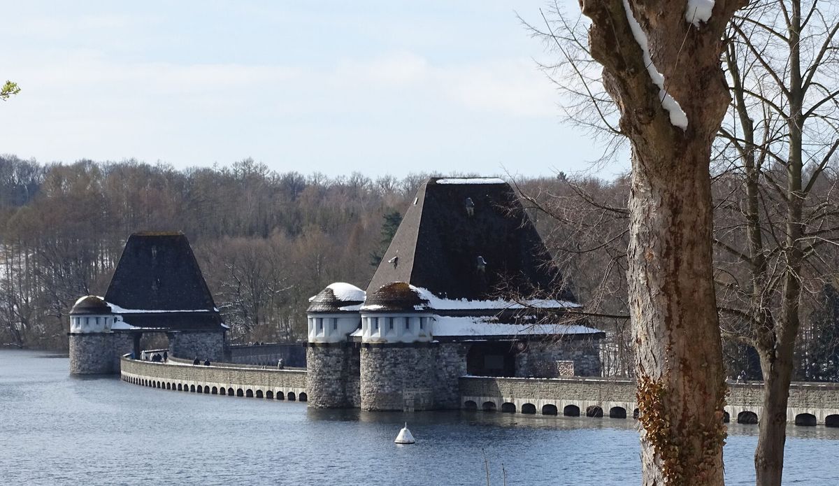Seeseite der Staumauer der Möhnetalsperre