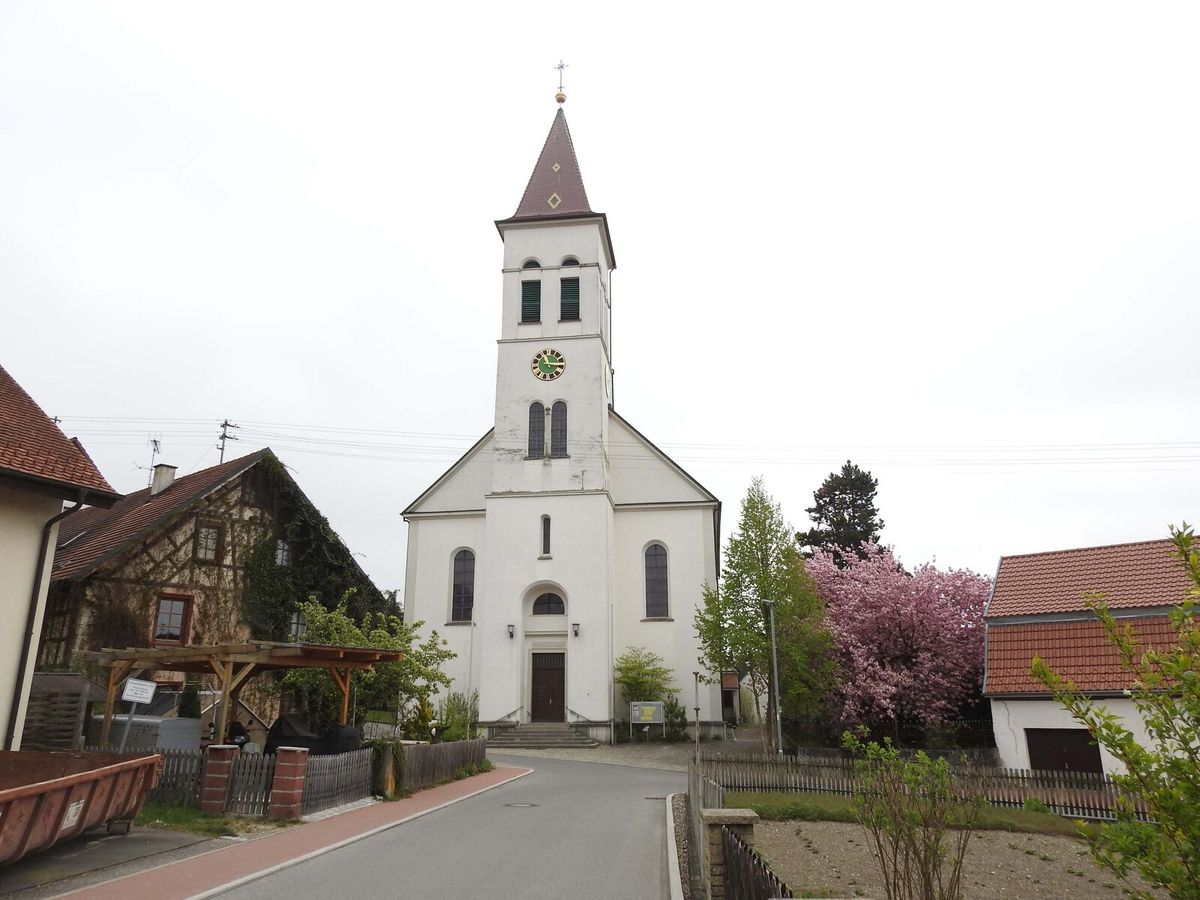 Kirche St. Mauritius in Eigeltingen mit Wohnhäusern und Dorfstraße