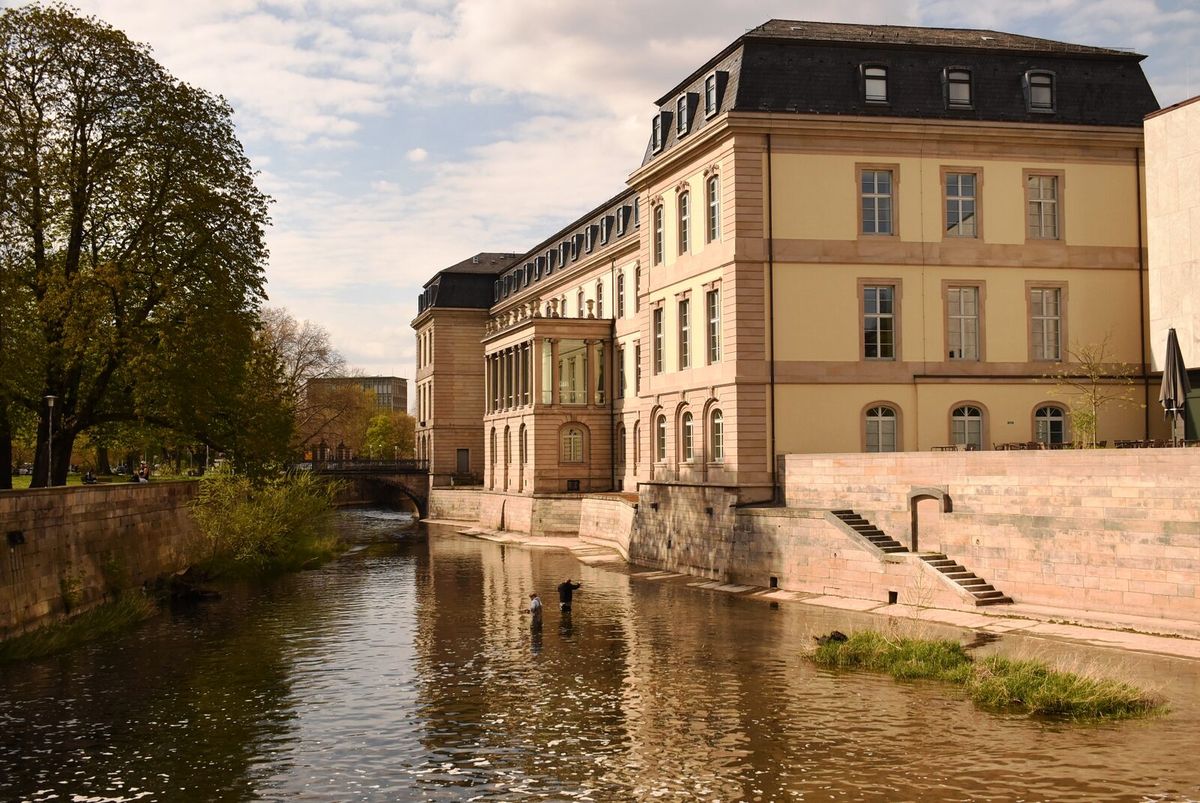 Klassizistische Säulenfront des Leineschlosses in Hannover
