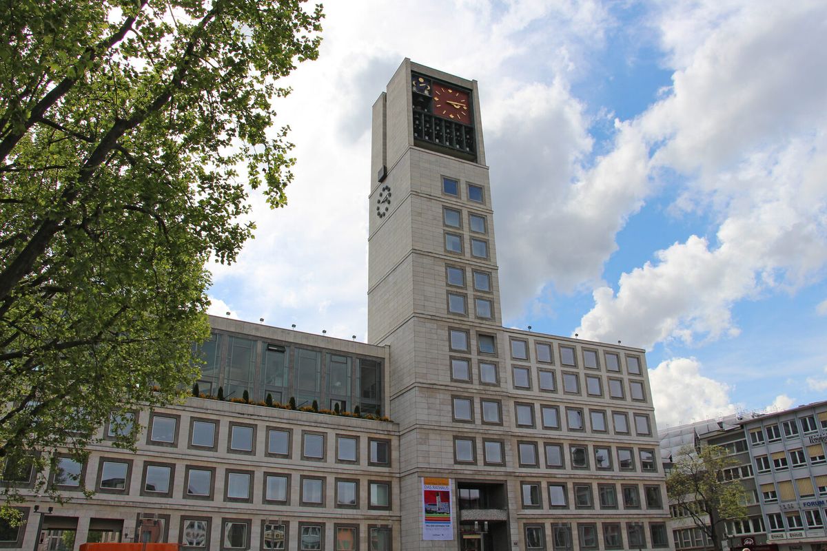 Rathaus der Landeshauptstadt Stuttgart mit Uhrturm von der Marktplatzseite