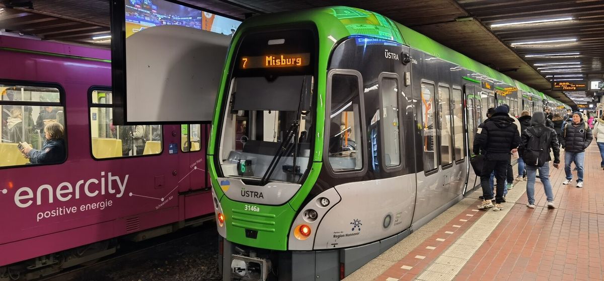 Stadtbahnzug im unterirdischen Bahnhof Hannover Hauptbahnhof am Mittelbahnsteig