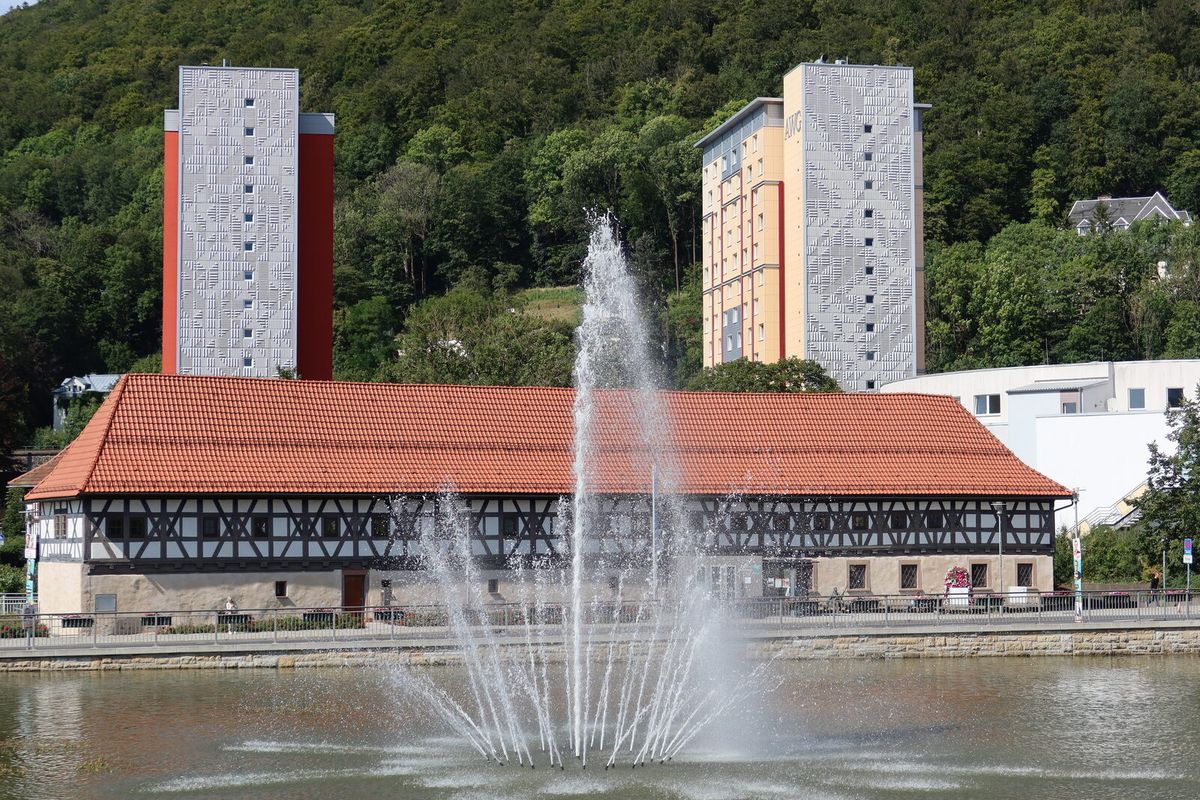 Das Waffenmuseum in Suhl mit dem Herrenteich davor.