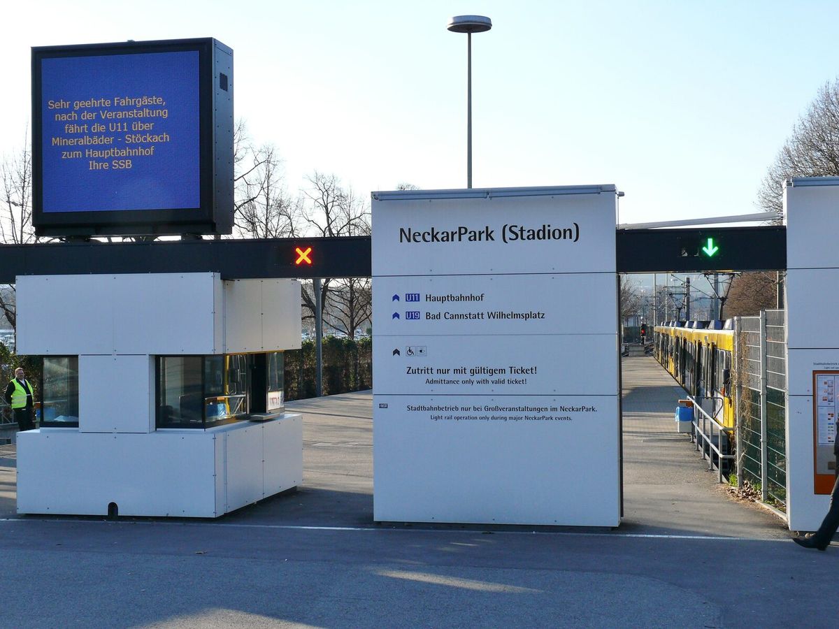 Zugang zur Stadtbahnhaltestelle NeckarPark (Stadion) mit Hinweisschildern und Anzeigetafel
