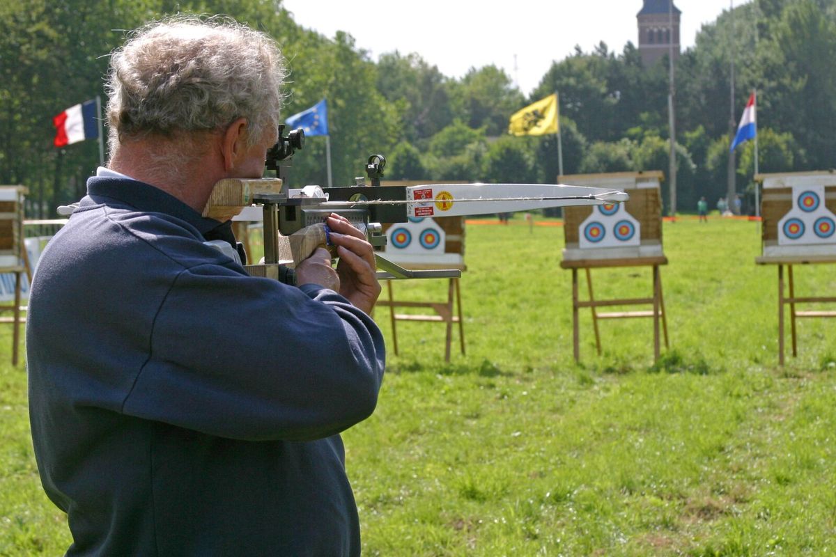 Sportschütze zielt bei einem Armbrustwettkampf auf Scheiben