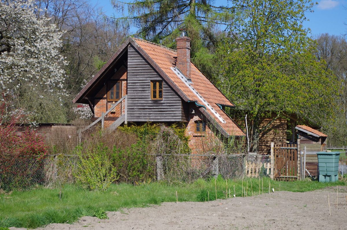 Fachwerk-Backhaus mit Ziegeldach an einer Dorfstraße in Liebenau