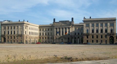 Waffenrecht: Aus sechs Monaten Mindeststrafe sollen zwölf werden