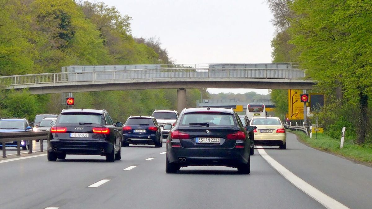 Dichter Verkehr auf der Bundesstraße 6 Messeschnellweg im Stadtbezirk Döhren-Wülfel