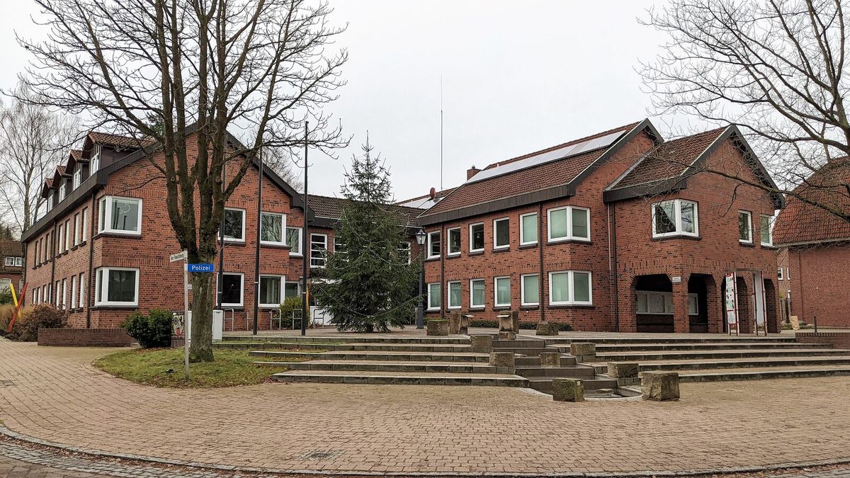 Backsteinrathaus der Samtgemeinde Salzhausen mit Vorplatz und Bäumen