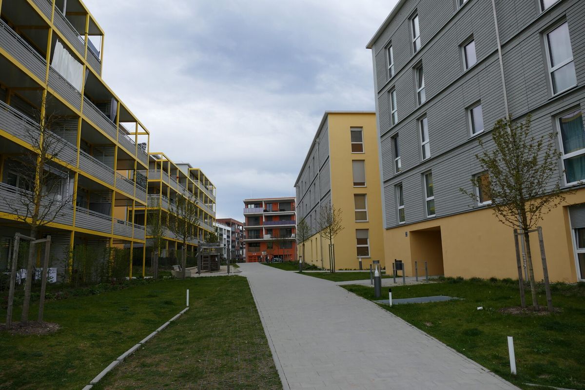 Wohnstraße im Münchner Stadtteil Lochhausen mit Vorgärten und Einfamilienhäusern