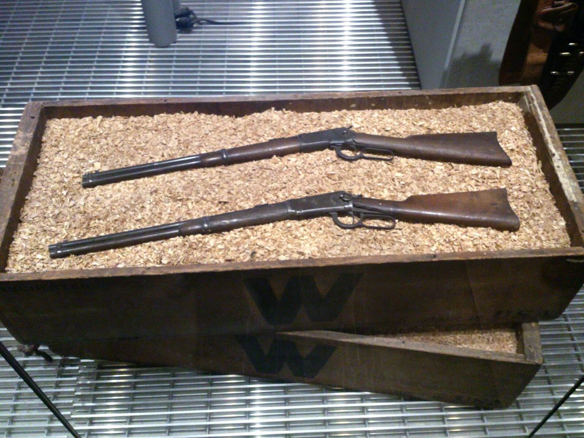 Mehrere Winchester-Unterhebelrepetierer nebeneinander, der Repetierhebel unter dem Abzugsbügel gut erkennbar
