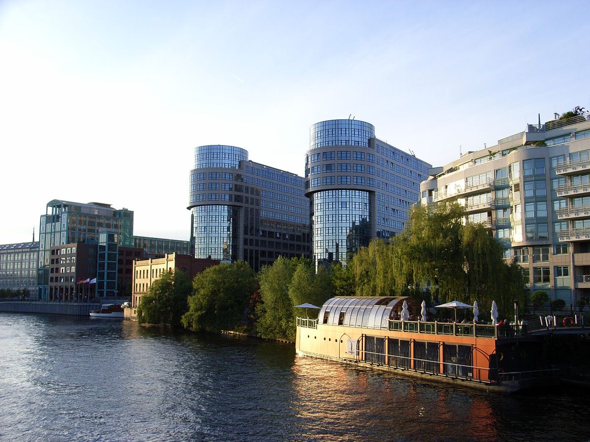 Der Dienstsitz des Bundesministeriums des Innern an der Spree in Berlin-Moabit