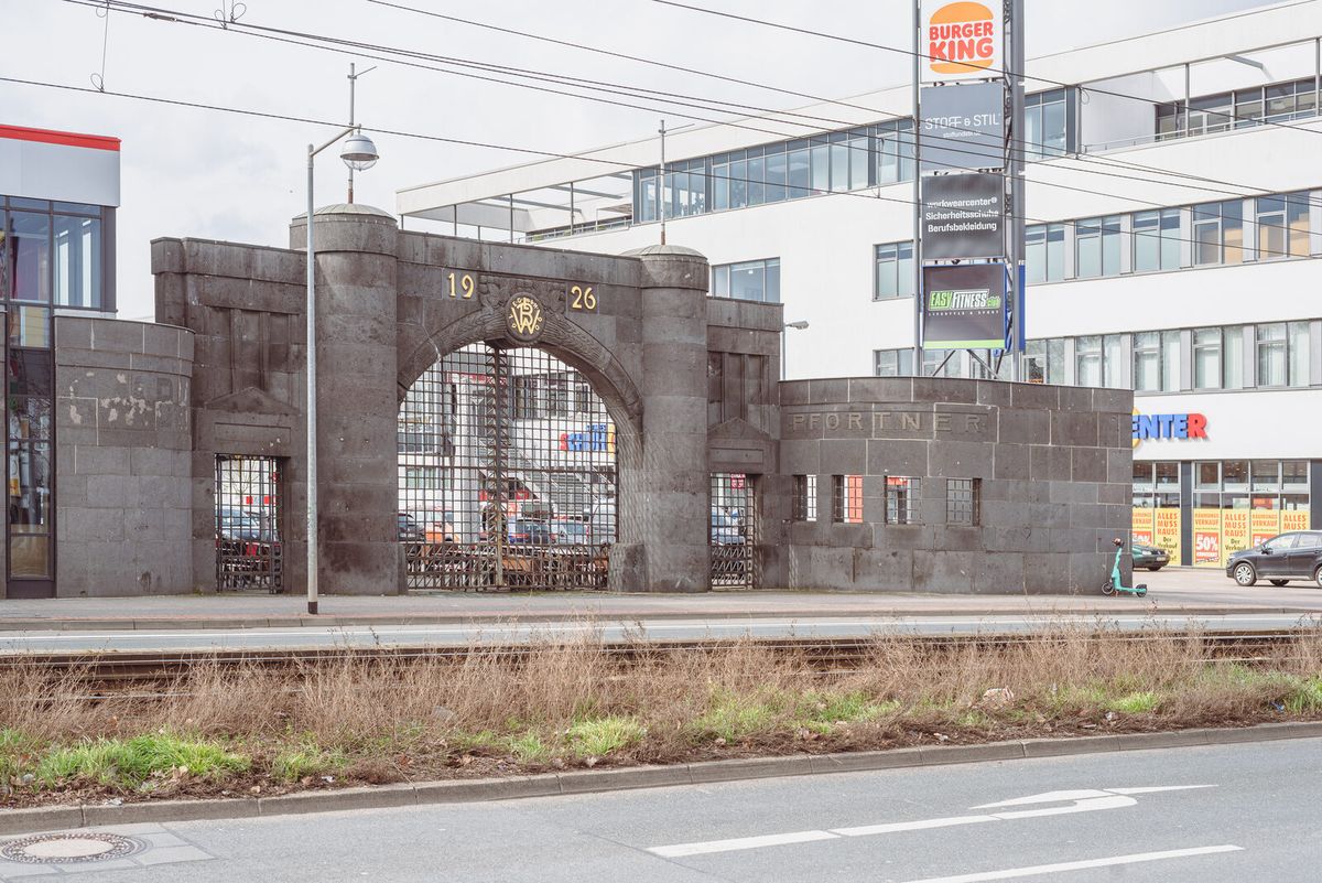 Backsteintor der historischen Brauerei Wülfel in Hannover