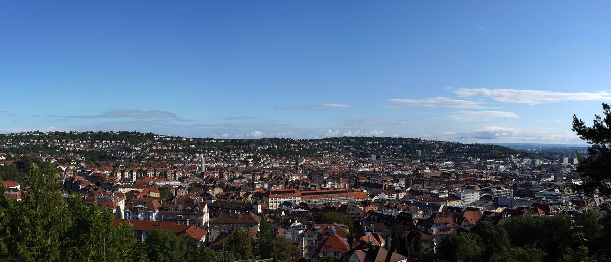 Blick über die Dächer von Stuttgart-West mit Kesselrand und Fernsehturm im Hintergrund