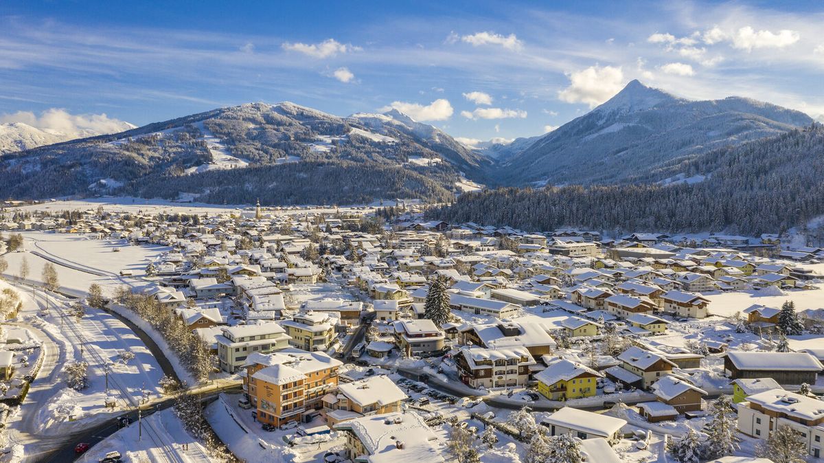 Ortsansicht von Altenmarkt im Pongau mit Bergkulisse