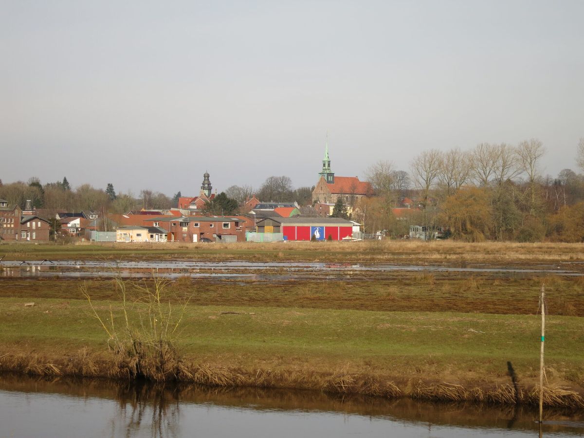 Blick über die Stör auf Kellinghusen in Schleswig-Holstein