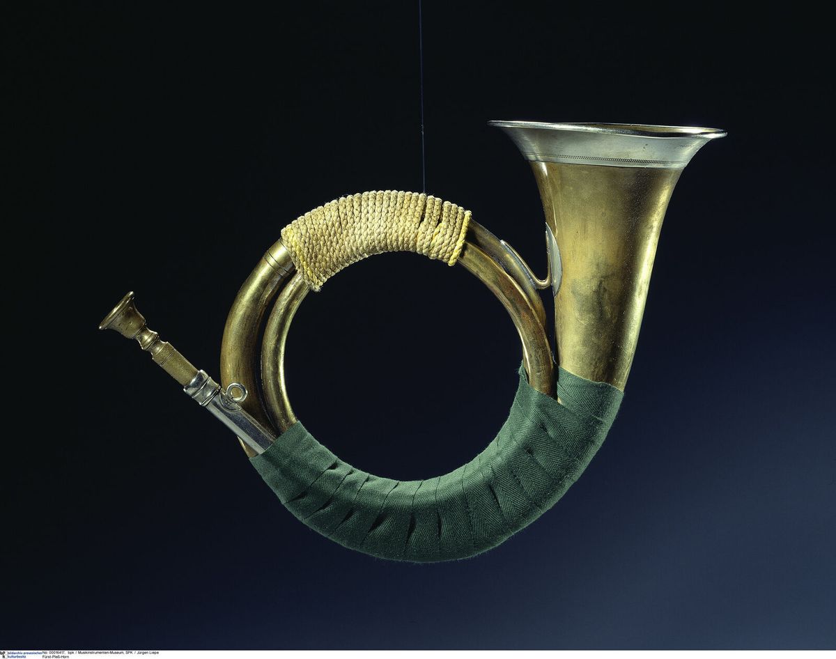 Fürst-Pless-Horn aus Messing, einfach gewunden, ohne Ventile, im Museum ausgestellt