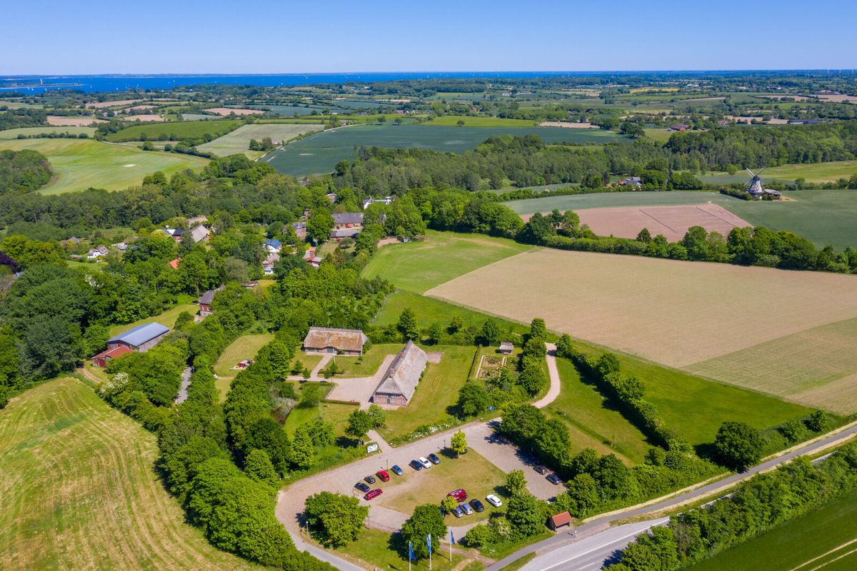 Knicklandschaft mit Wallhecken und Weideflächen bei Unewatt in Schleswig-Holstein