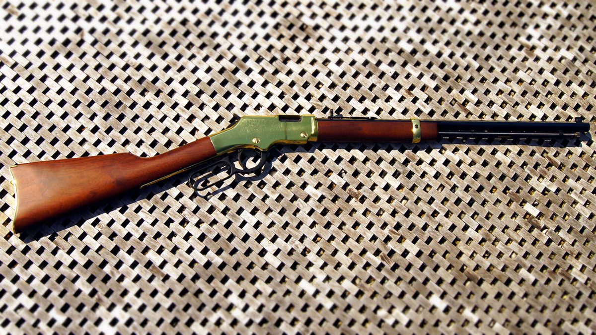 Unterhebelrepetierer im Kaliber .22 lr mit Röhrenmagazin und offener Visierung