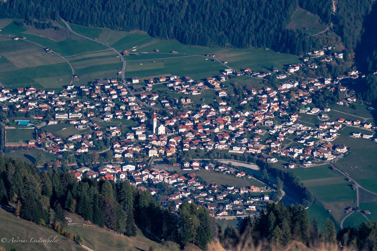 Ortschaft Pfunds im Tiroler Oberland mit umliegenden Bergen