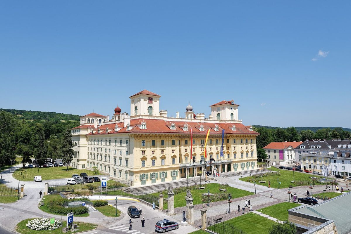 Schloss Esterházy in Eisenstadt im Burgenland aus erhöhter Perspektive
