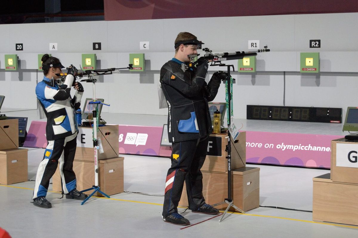 Sportschütze beim Anschlag mit dem Luftgewehr im Zehn-Meter-Wettbewerb